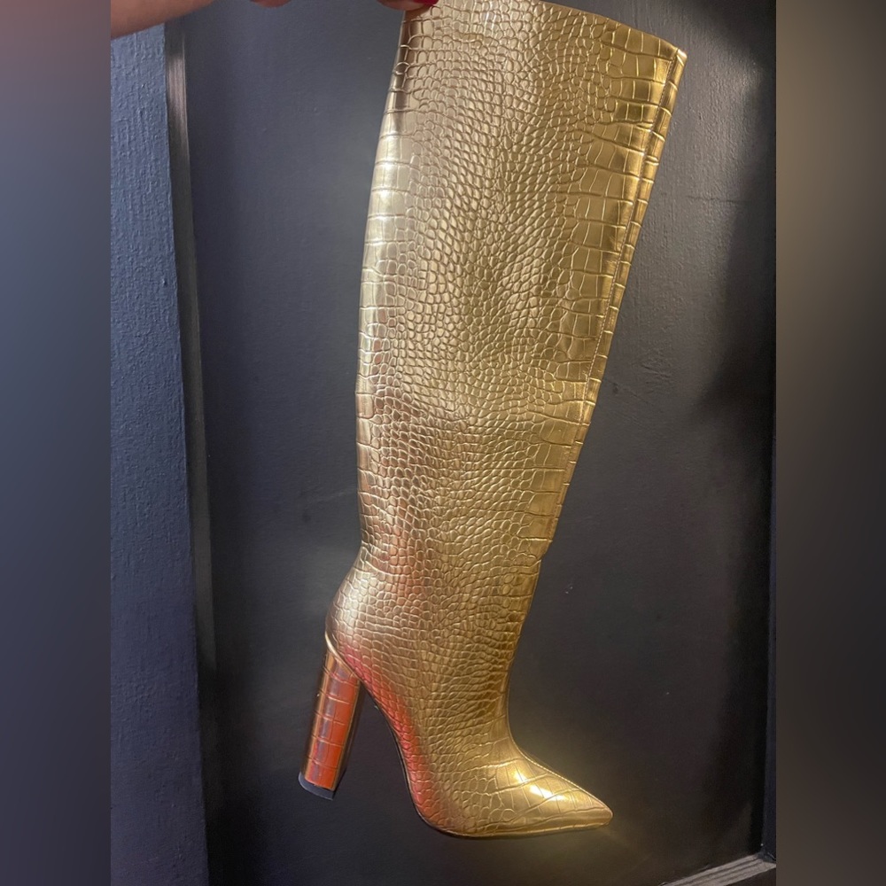Very cool knee high gold boots! Must have! Brand New!